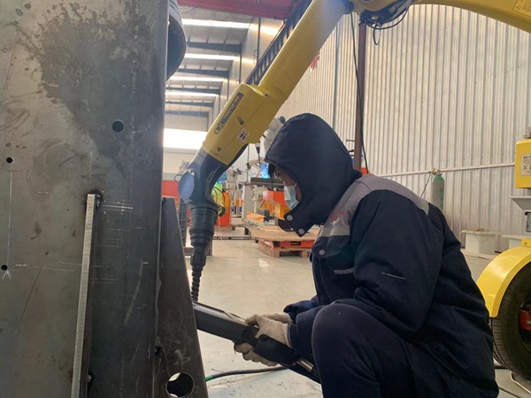 如何選擇焊接機(jī)器人廠家？