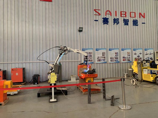 六軸焊接機(jī)器人的特點(diǎn)和應(yīng)用