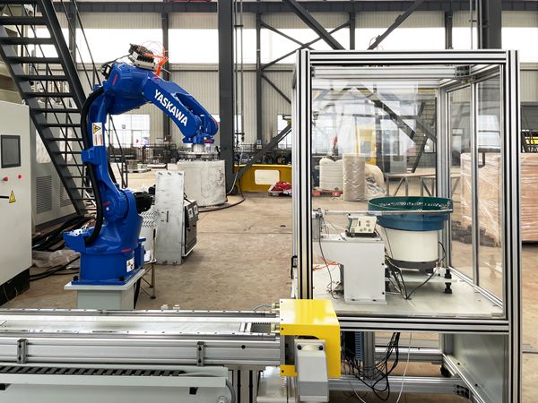 青島賽邦生產(chǎn)的搬運機器人展示