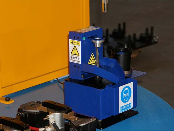 全自動焊接機器人的清槍器怎樣進行工作？