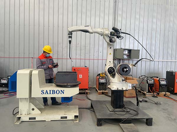 自動焊接設(shè)備先焊短焊縫，后焊長直焊縫