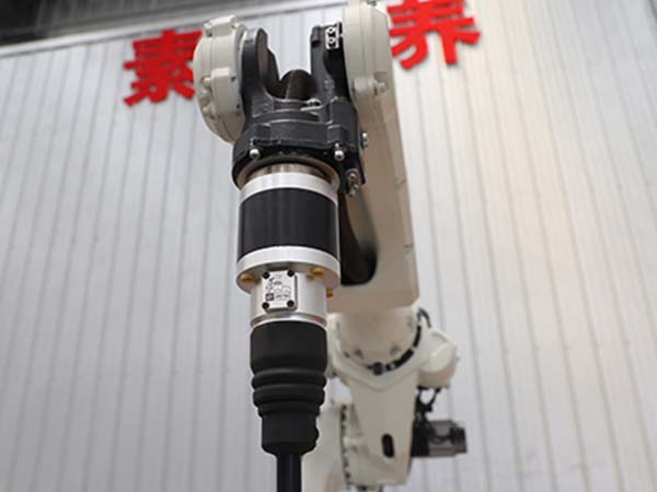 電磁場對焊接機(jī)器人有危害嗎？該如何解決？