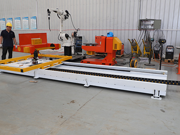 全自動焊接機(jī)器人常見的輔助設(shè)備有機(jī)器人地軌 全自動焊接機(jī)器人常見的輔助設(shè)備有機(jī)器人地軌