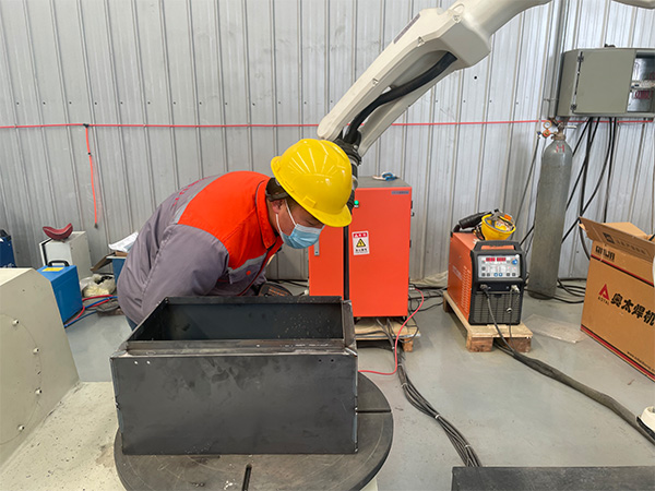 自動焊接機器人幫助企業(yè)成本下降，技術水平提升