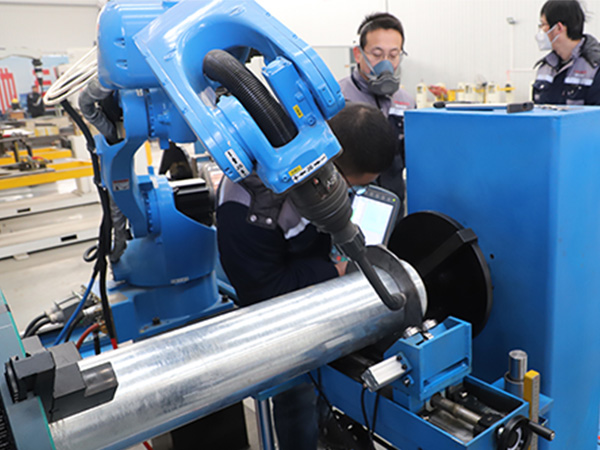 全自動(dòng)點(diǎn)焊機(jī)器人會(huì)代替?zhèn)鹘y(tǒng)焊接嗎？